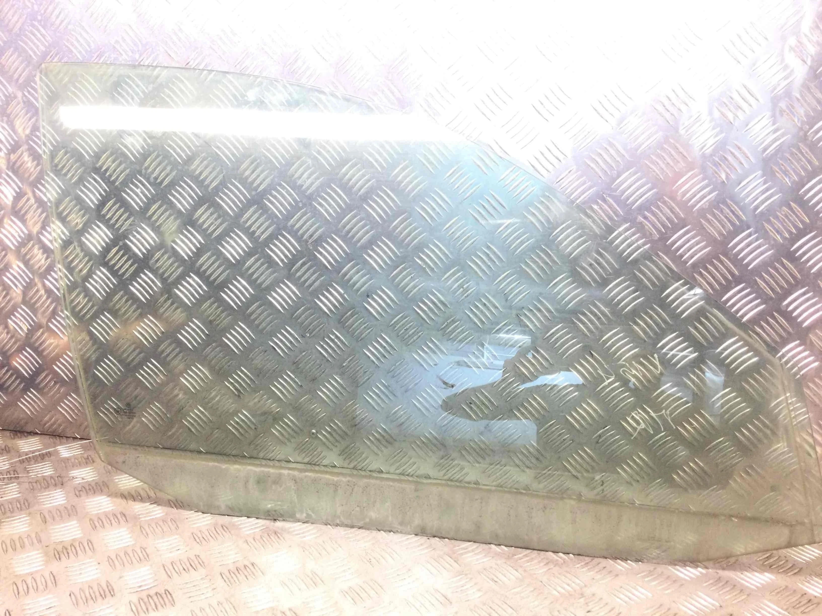 Стекло двери передней правой Volkswagen Golf 4 поколение (1997-2004) бензин 1.4 i Механика Х/б