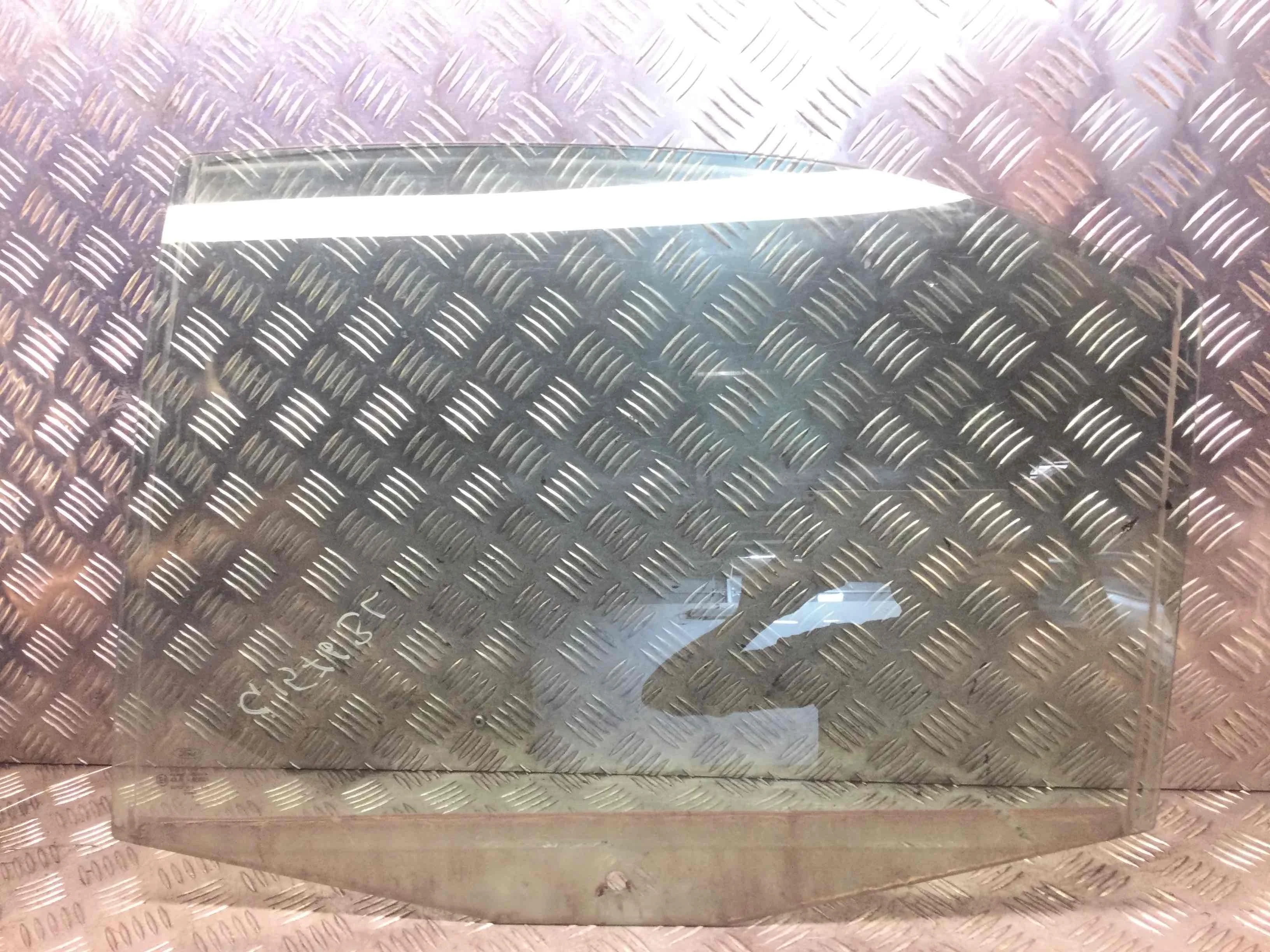 Стекло двери задней левой Ford Mondeo 3 поколение (2000-2003) бензин 1.8 i Механика Х/б