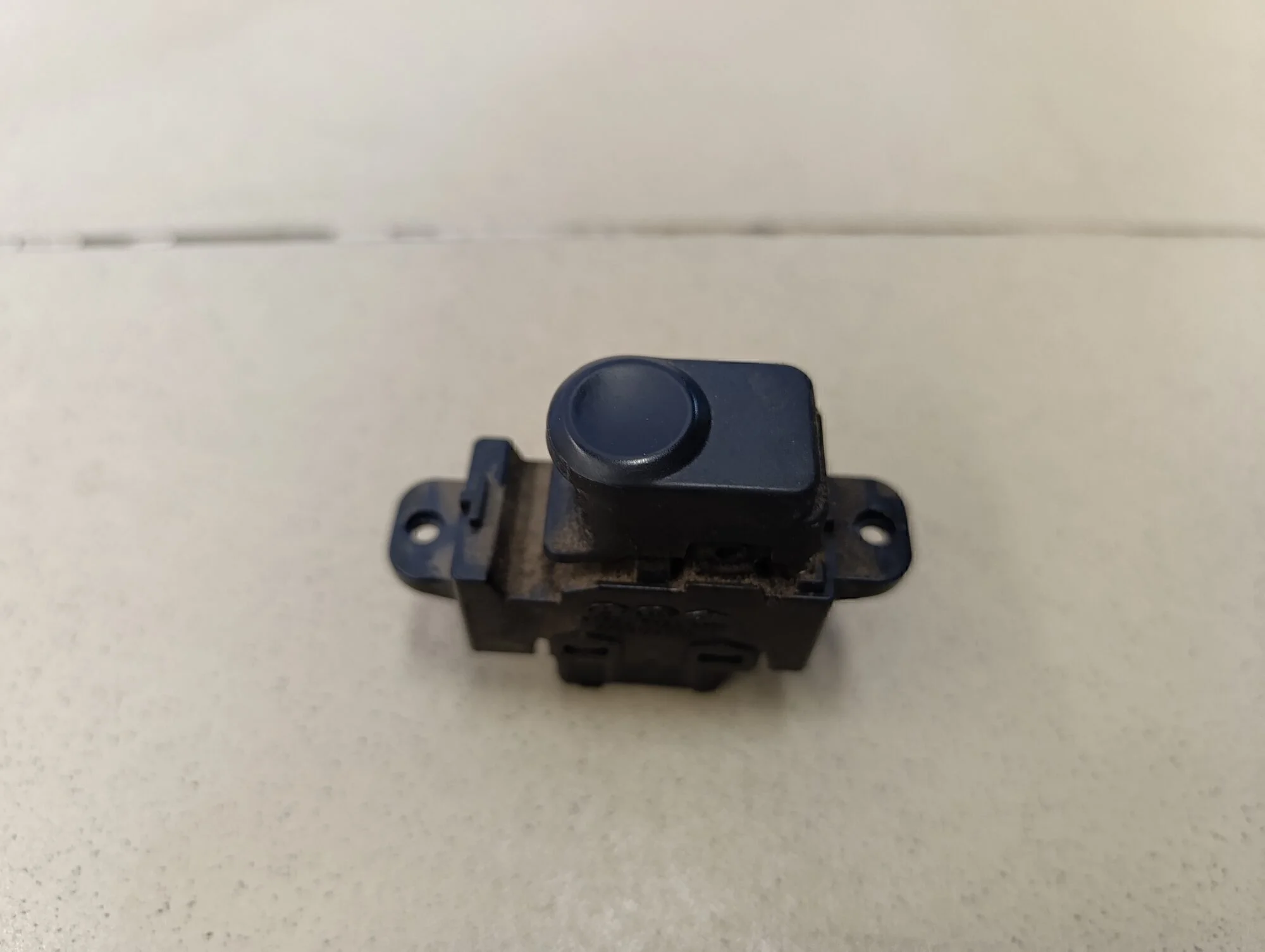 Кнопка стеклоподъемника Solaris 2010-2017