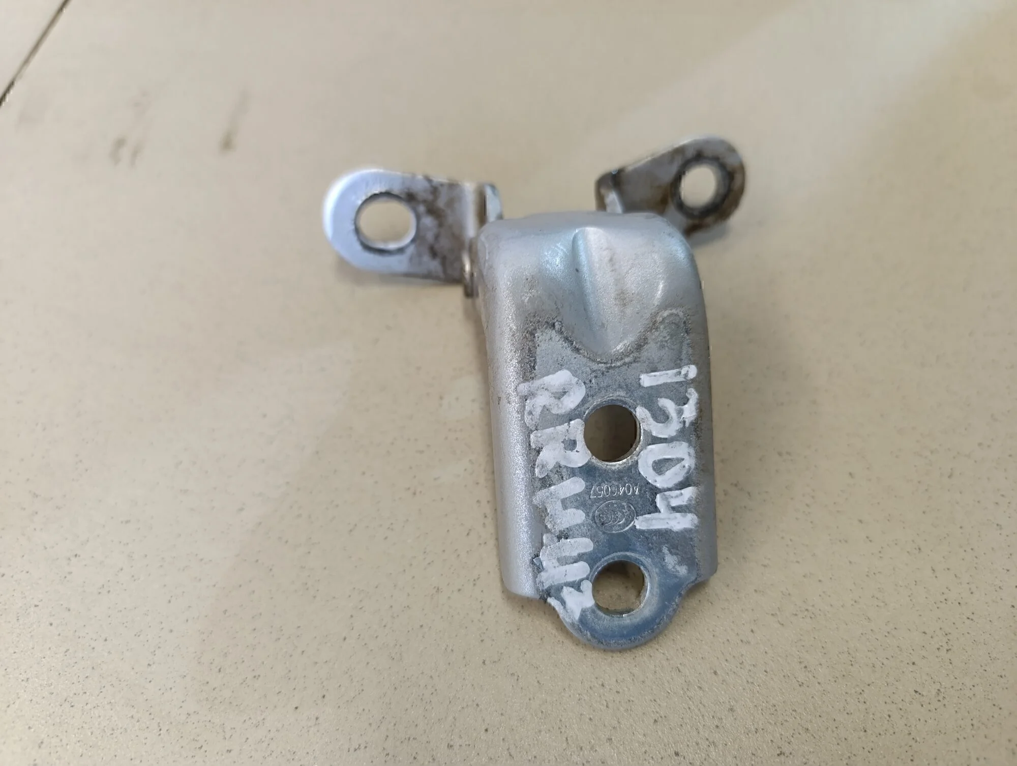 Петля двери задней правой нижняя Solaris 2010-2017