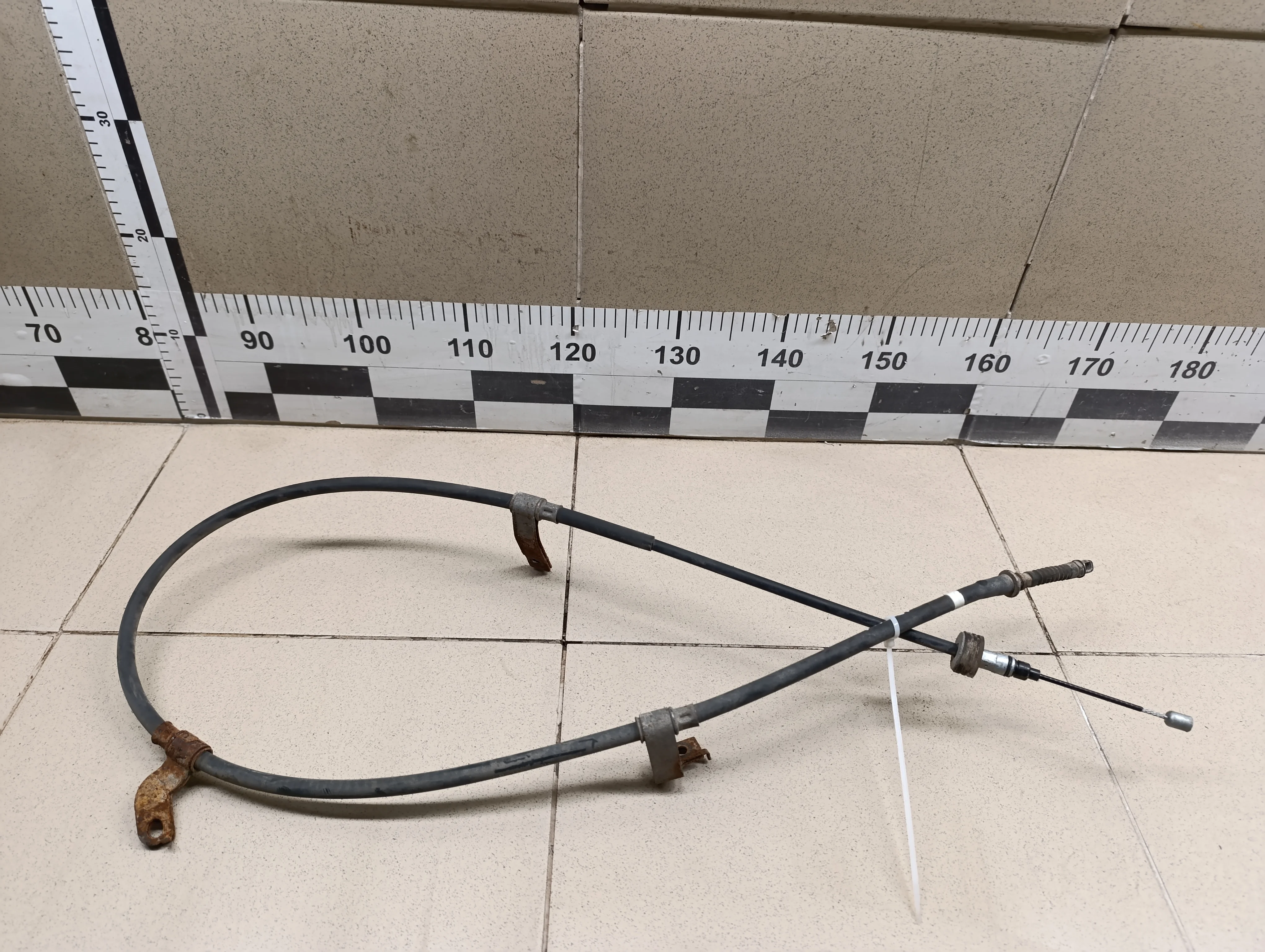 Трос стояночного тормоза левый Solaris 2010-2017