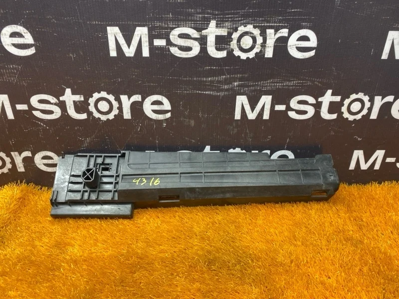 Кронштейн радиатора BMW 3-Series 2013 17117600537 F30 N47D20C, правый