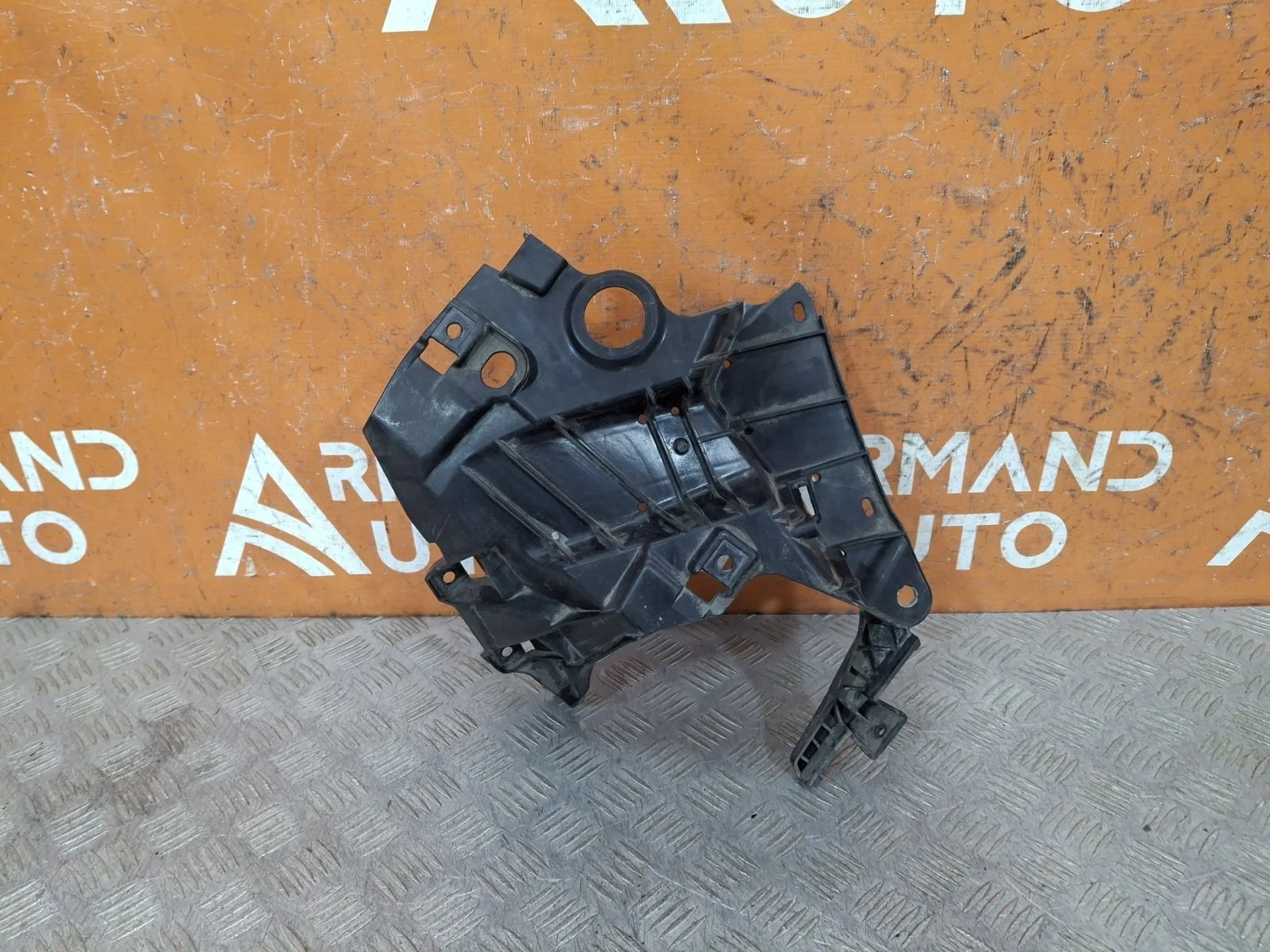 Кронштейн крыла BMW X5 2013-2018 F15