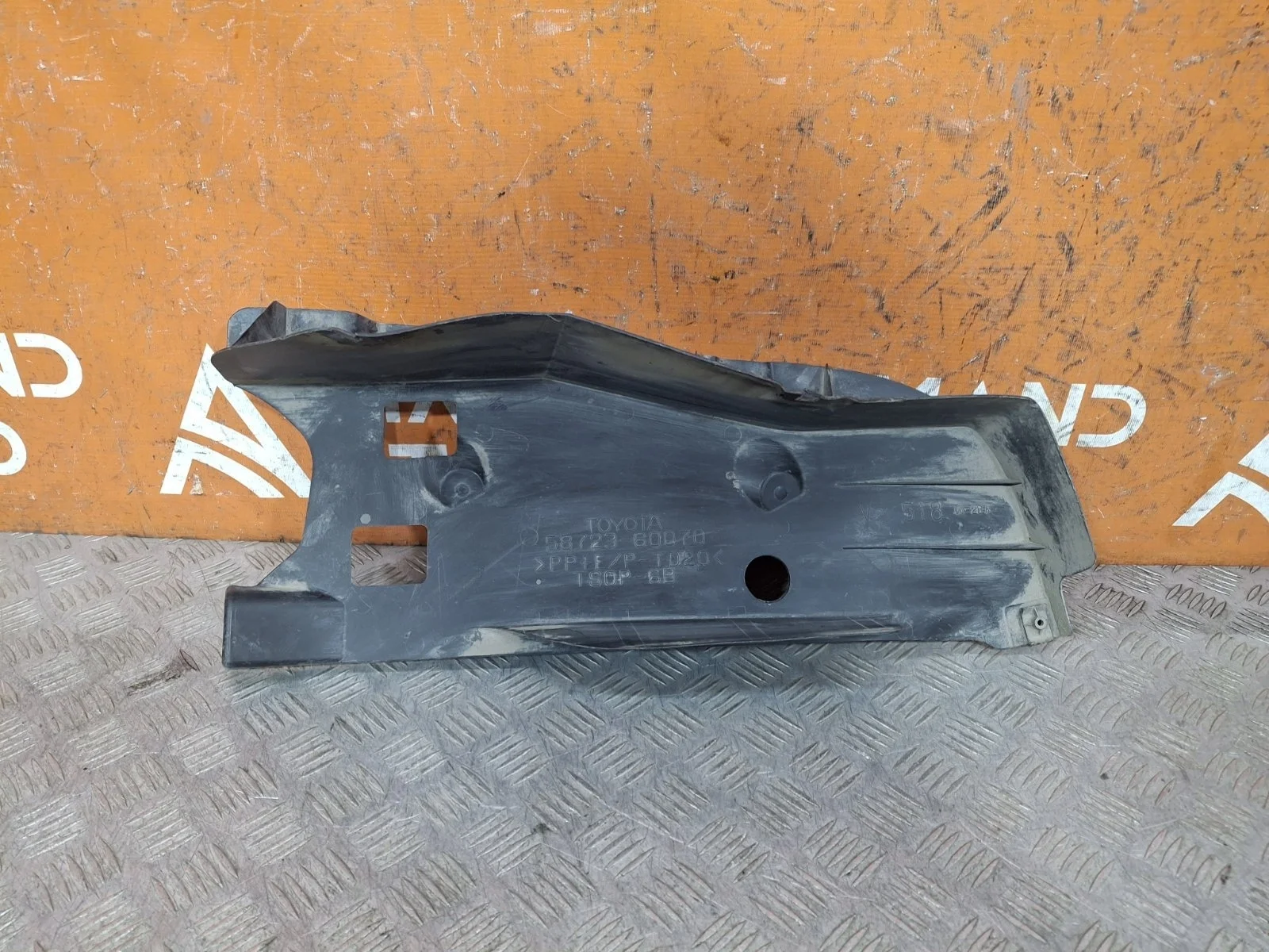 Пыльник бампера Toyota Land Cruiser 2015-2021 200