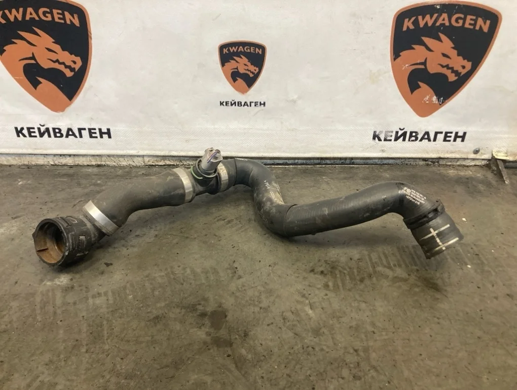 Патрубок системы охлаждения Audi Q7 2013 4L