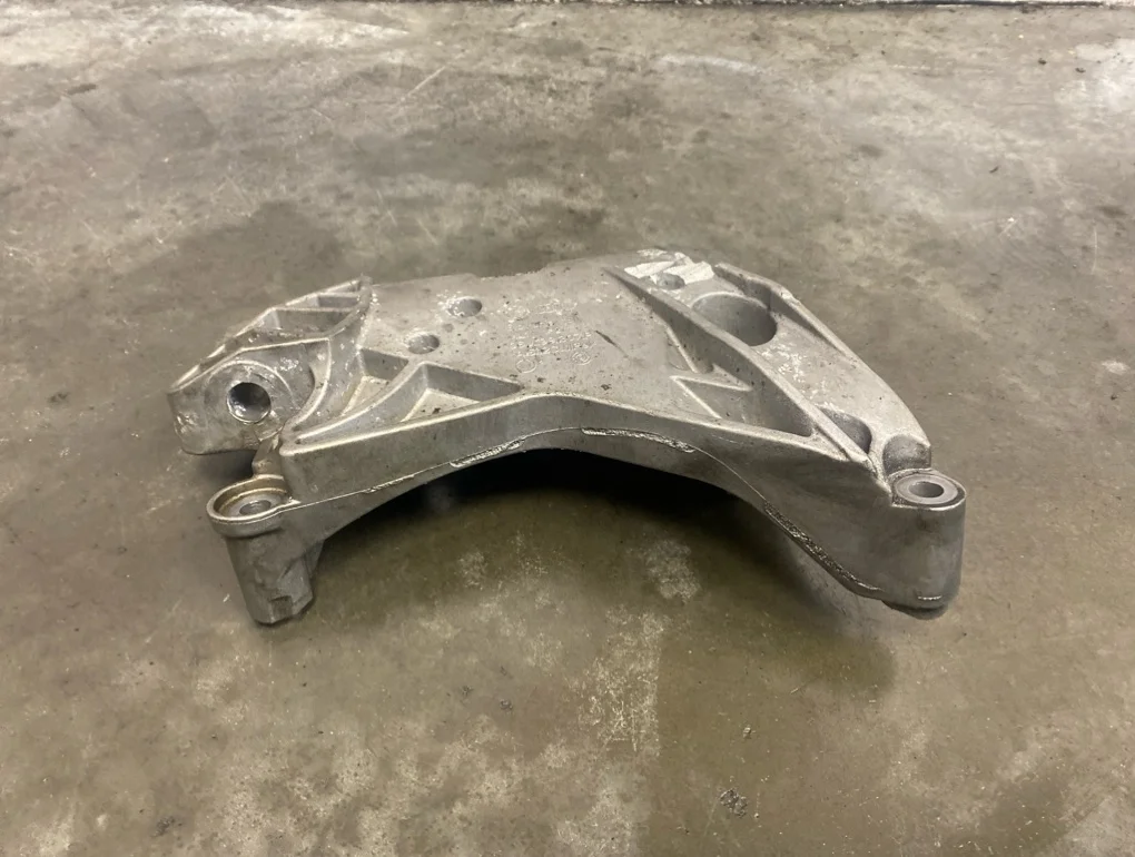 Кронштейн двигателя Volkswagen Tiguan 2009 5N