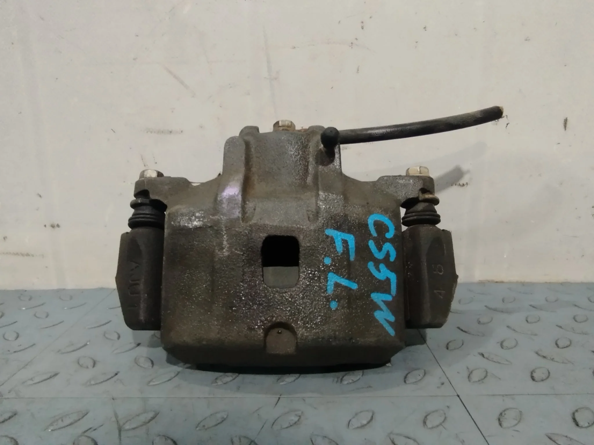 СУППОРТ В СБОРЕ MITSUBISHI ПЕРЕД ЛЕВО MR955063