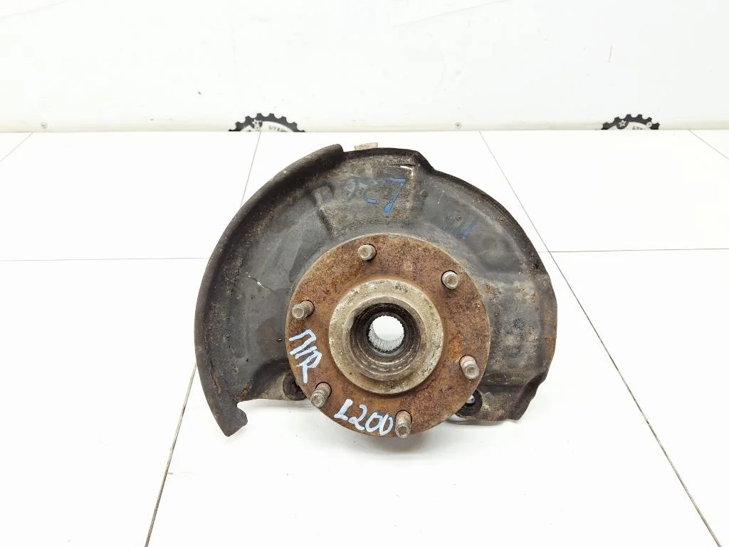 Кулак поворотный передний правый Mitsubishi L200 2012 KA, KB