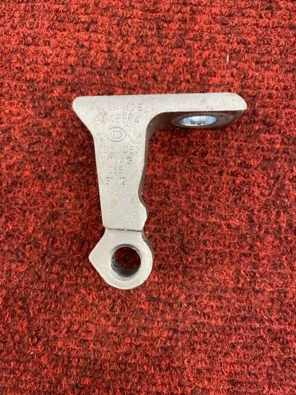 Петля двери Volkswagen Tiguan 2017 8X0831403E CZP, передняя левая