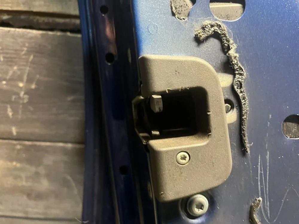 Замок двери передний левый Mercedes-Benz C-Class