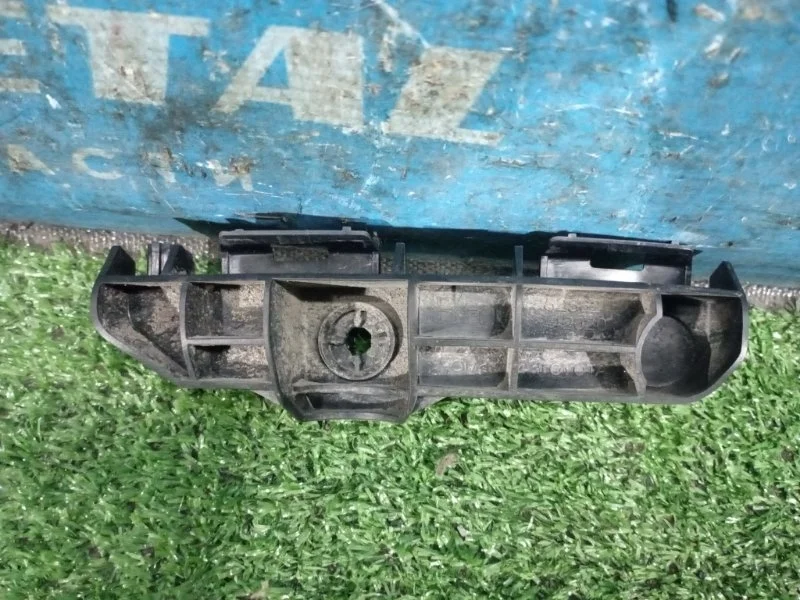 Кронштейн бампера задний правый Toyota RAV4