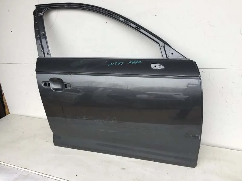Дверь Audi A4 2015-2019 8W0831052D B9, передняя правая