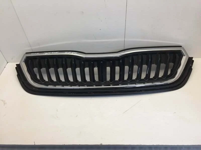 Решётка радиатора Skoda Rapid 2020-2022 60U853668 2, передняя