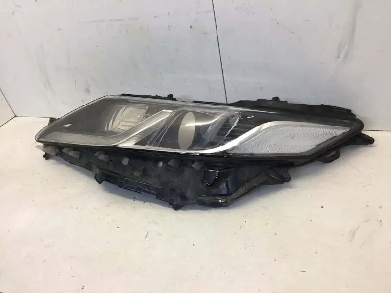 Стекло фары Toyota Camry 2017- 2023 XV70