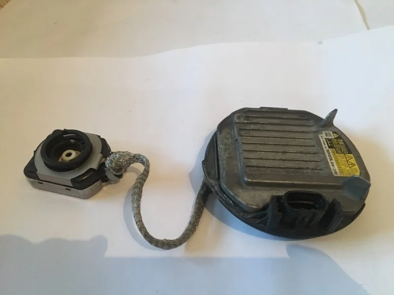 Блок розжига ксенона Toyota Land Cruiser 2016-2021 8596722080 200, передний