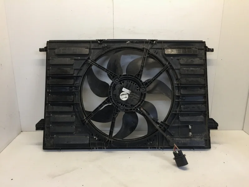 Дифлектор радиатора охлаждения Audi A4 2015-2023 8W0121003A B9, передний