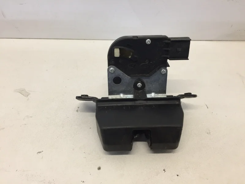 Замок багажника Kia Sorento 2009-2021 812303Z000 2, задний