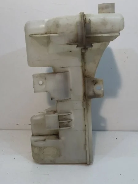 Бачок стеклоомывателя Mitsubishi Colt 2002-2012 8260A019 6, передний