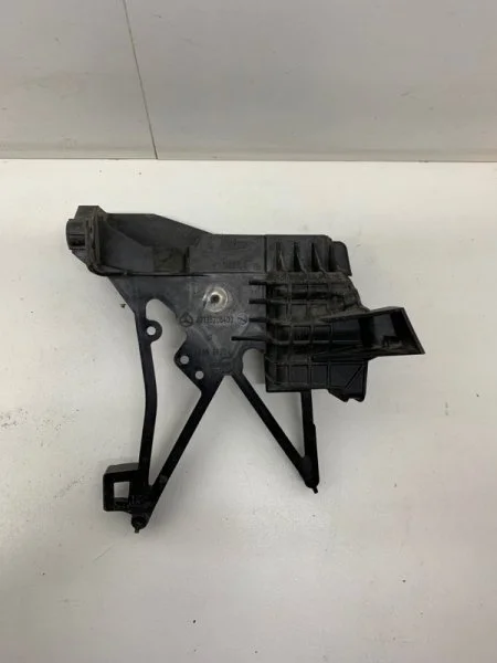 Кронштейн Mercedes-Benz E-Klasse 2016-2020 A2136206400 W213, передний