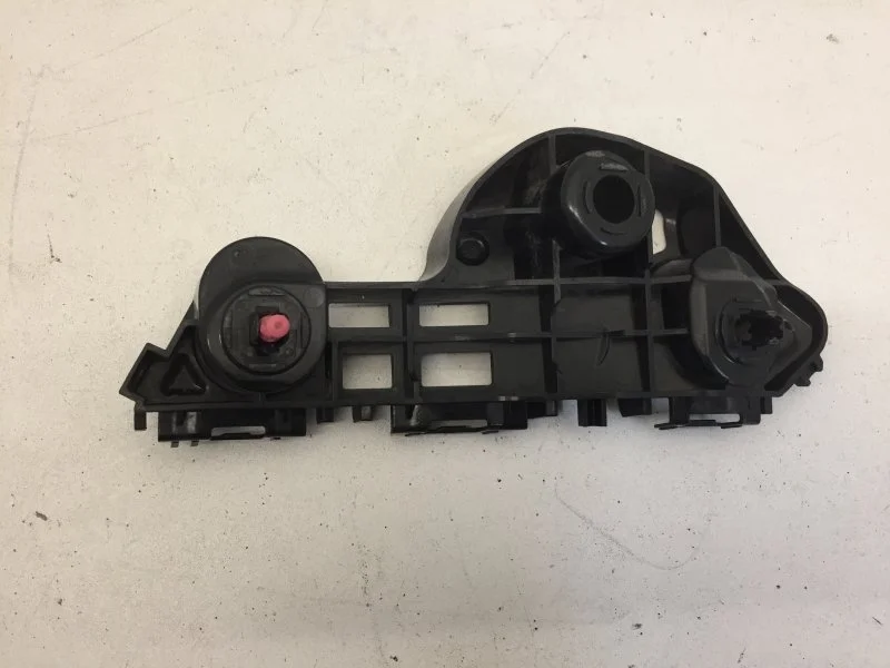 Кронштейн бампера Toyota Camry 2018-2020 5253533060 XV70, передний правый