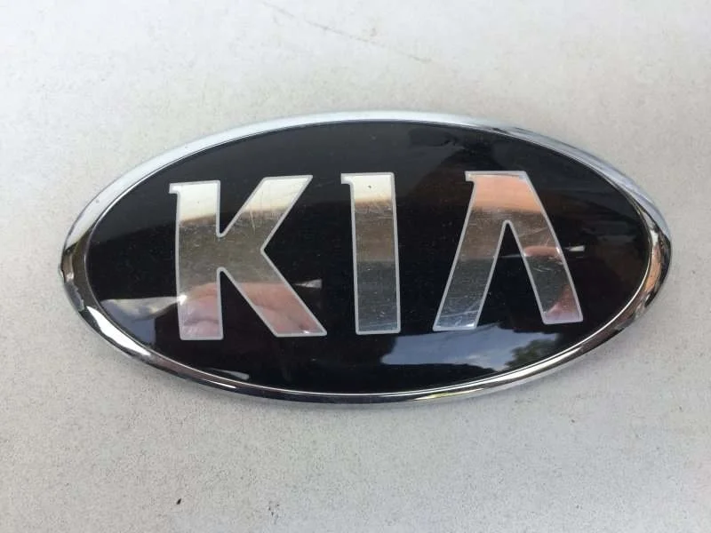 Эмблема Kia K5 2018-2021 863183R500 3, передняя