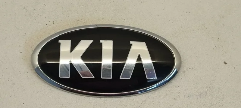 Эмблема Kia K5 2018-2021 863183R500 3, передняя