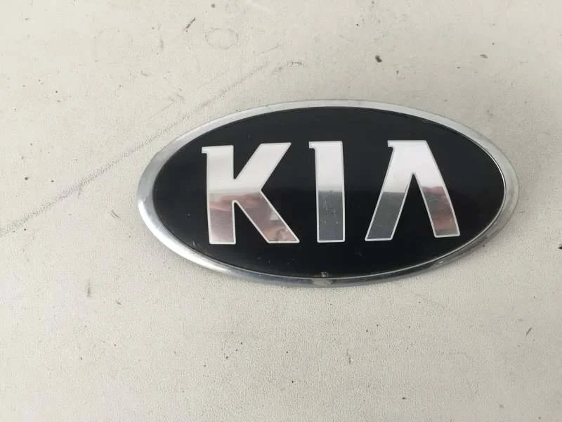 Эмблема Kia K5 2018-2021 863183R500 3, передняя