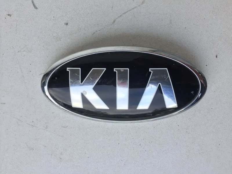 Эмблема Kia K5 2018-2021 863183R500 3, передняя