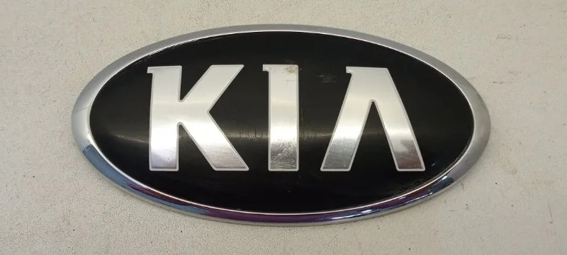 Эмблема Kia K5 2018-2021 863183R500 3, передняя