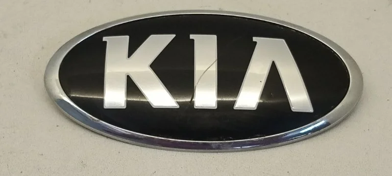 Эмблема Kia K5 2018-2021 863183R500 3, передняя