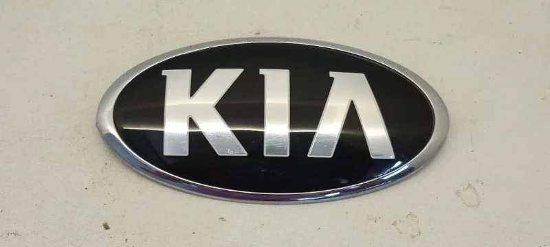 Эмблема Kia K5 2018-2021 863183R500 3, передняя