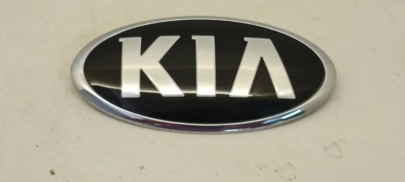 Эмблема Kia K5 2018-2021 863183R500 3, передняя