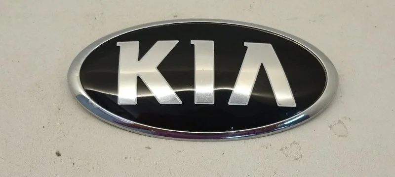 Эмблема Kia K5 2018-2021 863183R500 3, передняя