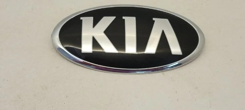 Эмблема Kia K5 2018-2021 863183R500 3, передняя