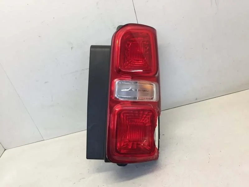 Фонарь Peugeot Expert 2016-2022 9808243080 3, задний правый