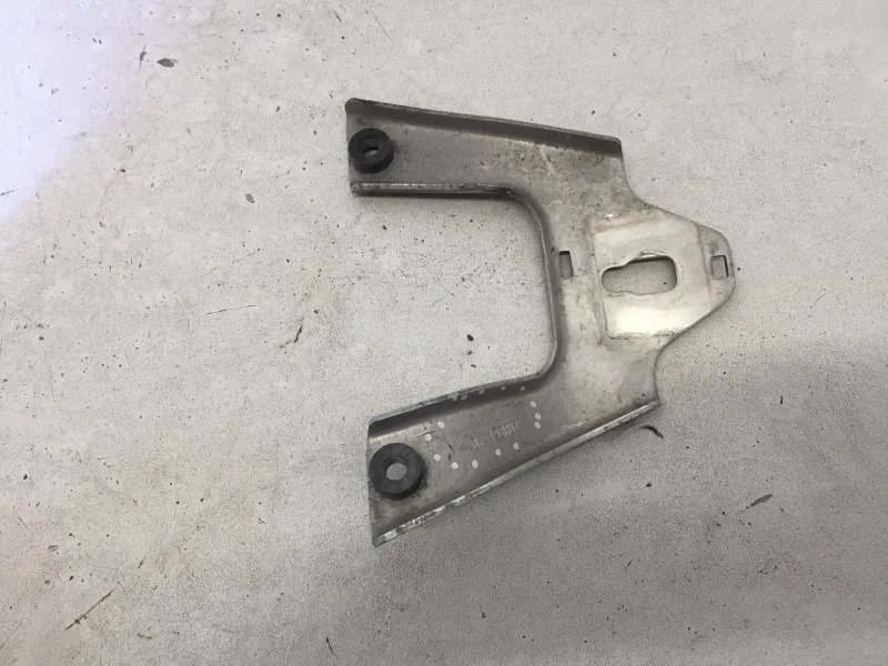 Кронштейн Mercedes-Benz C-klasse 2013-2021 A2056204000 W205, передний левый