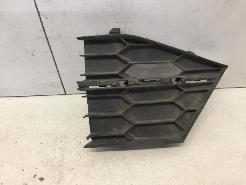 Заглушка бампера Skoda Superb 2015-2019 3V0853666 3, передняя правая