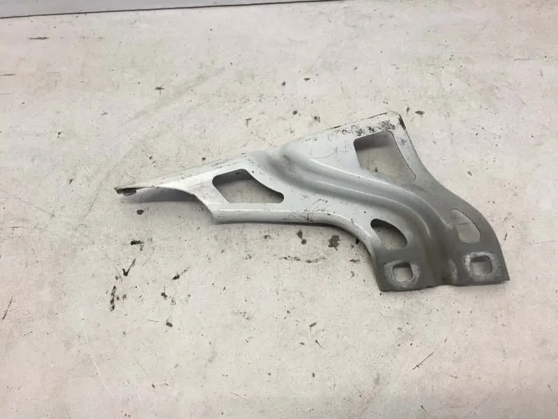 Кронштейн крыла Audi Q3 2011-2018 8U0821135 1, передний левый