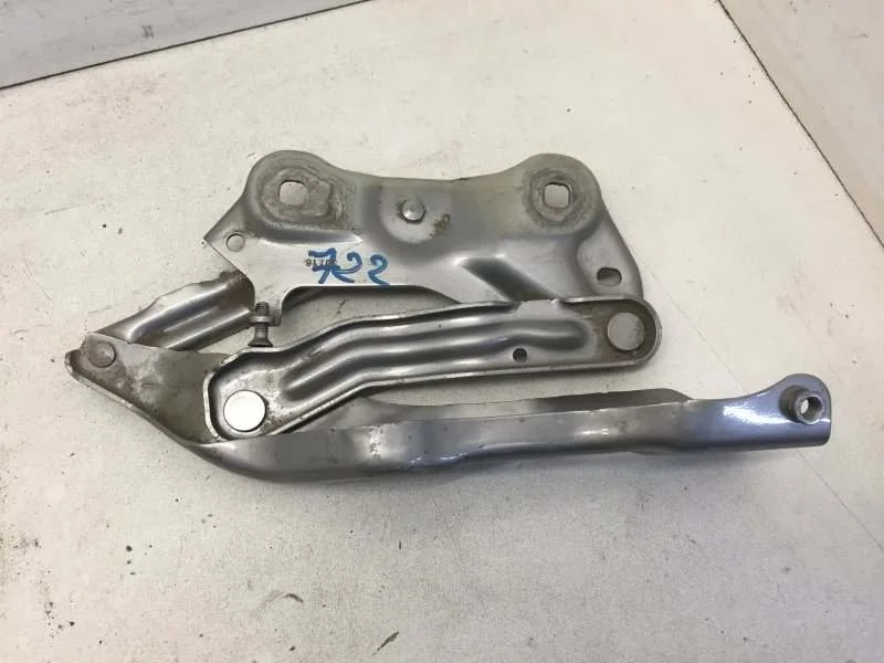 Петля капота Skoda Kodiaq 2016-2024 565823302 1, передняя правая