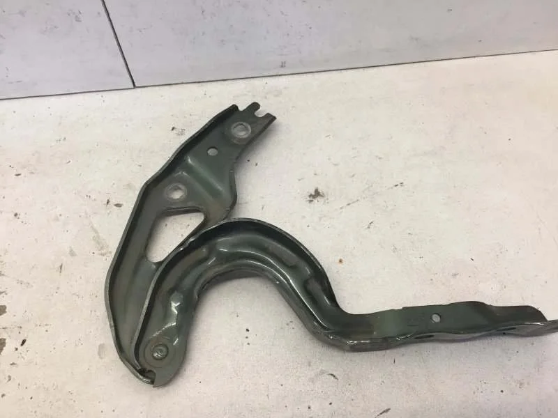 Петля капота Skoda Karoq 2017-2023 57A823302 1, передняя правая