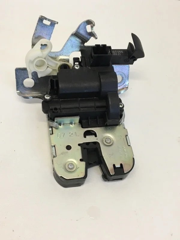 Замок багажника Audi A4 2015-2020 8W0827503 B9, задний