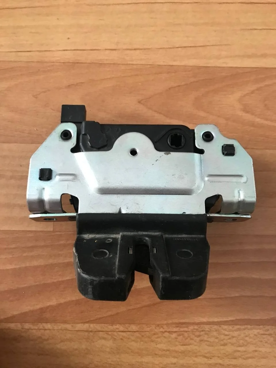 Замок двери багажника Chevrolet Cruze 13587646