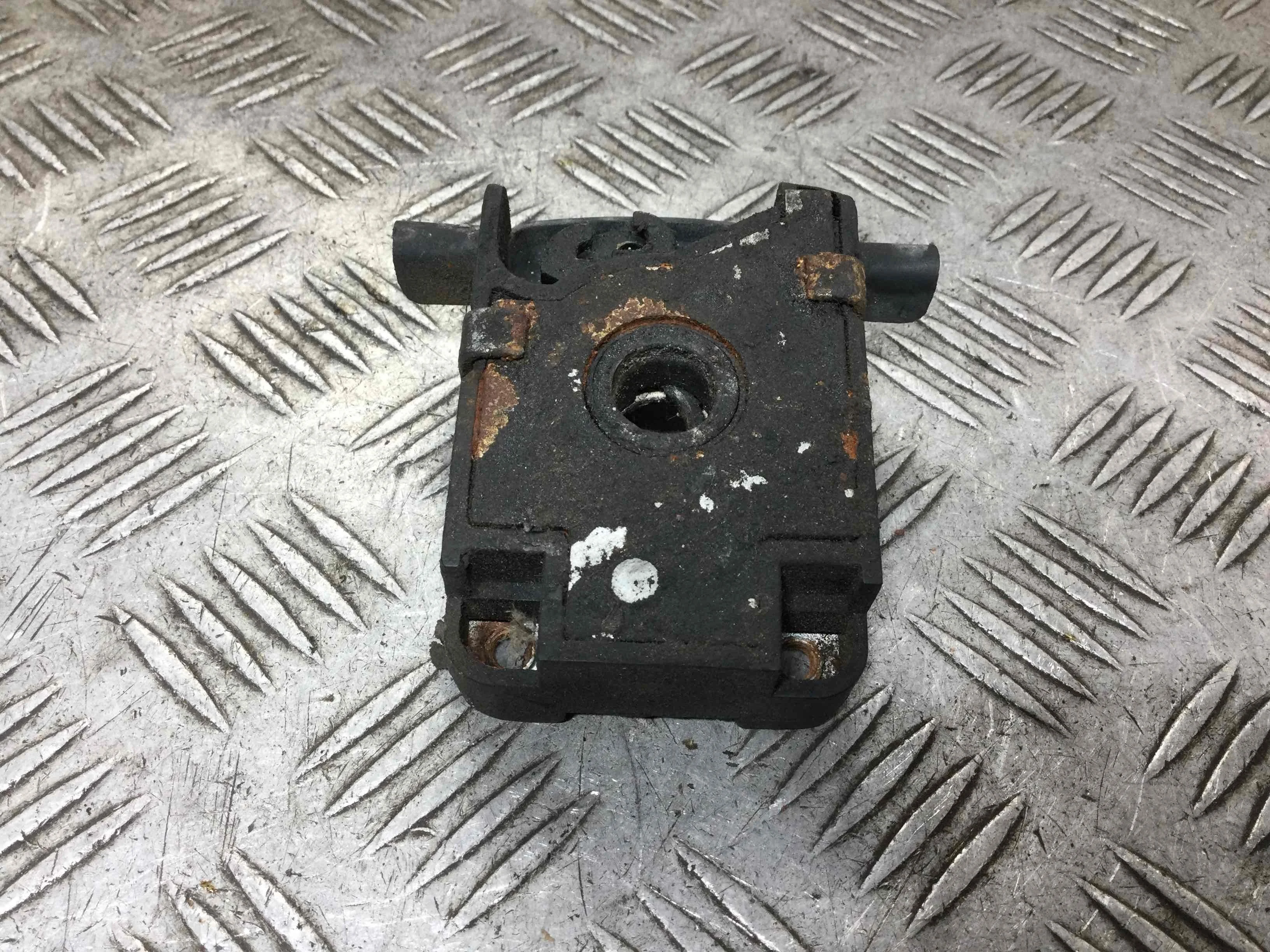 Замок капота Land Rover Range Rover 3 поколение (2002-2005) бензин 4.4