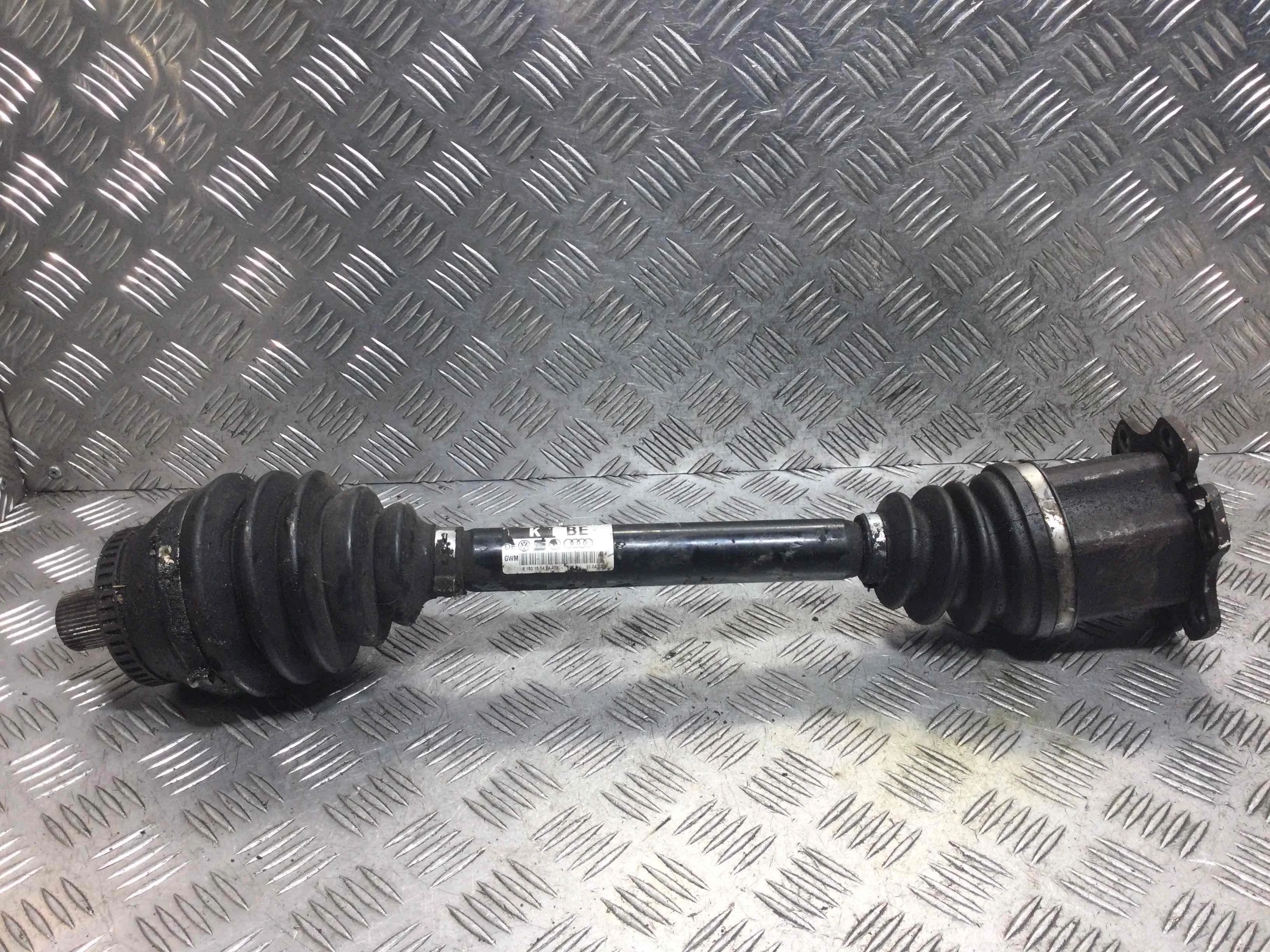 Полуось передняя левая (приводной вал, ШРУС) Audi A4 B6 (2000-2005) дизель 2.5 TDI Автомат Универсал