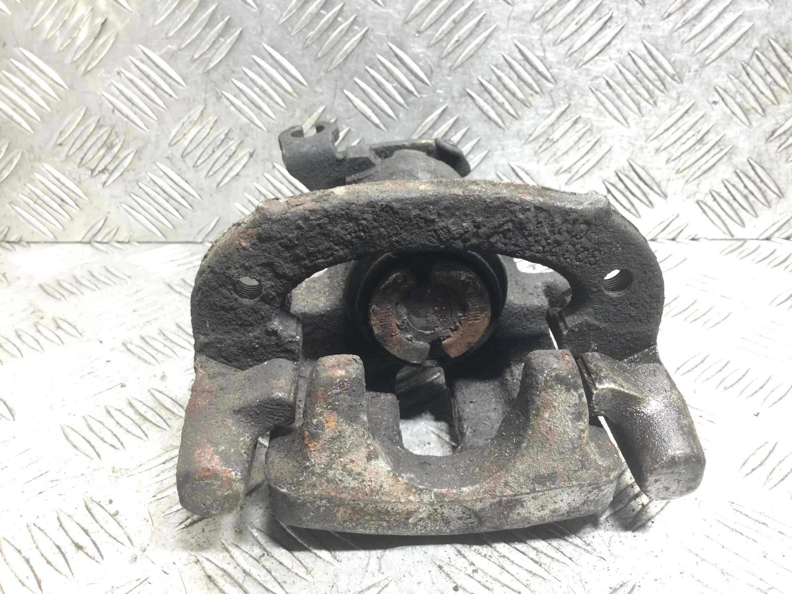 Суппорт задний левый Mitsubishi Carisma 1 поколение [рестайлинг] (1999-2004) дизель 1.9 dCi Механика Х/б