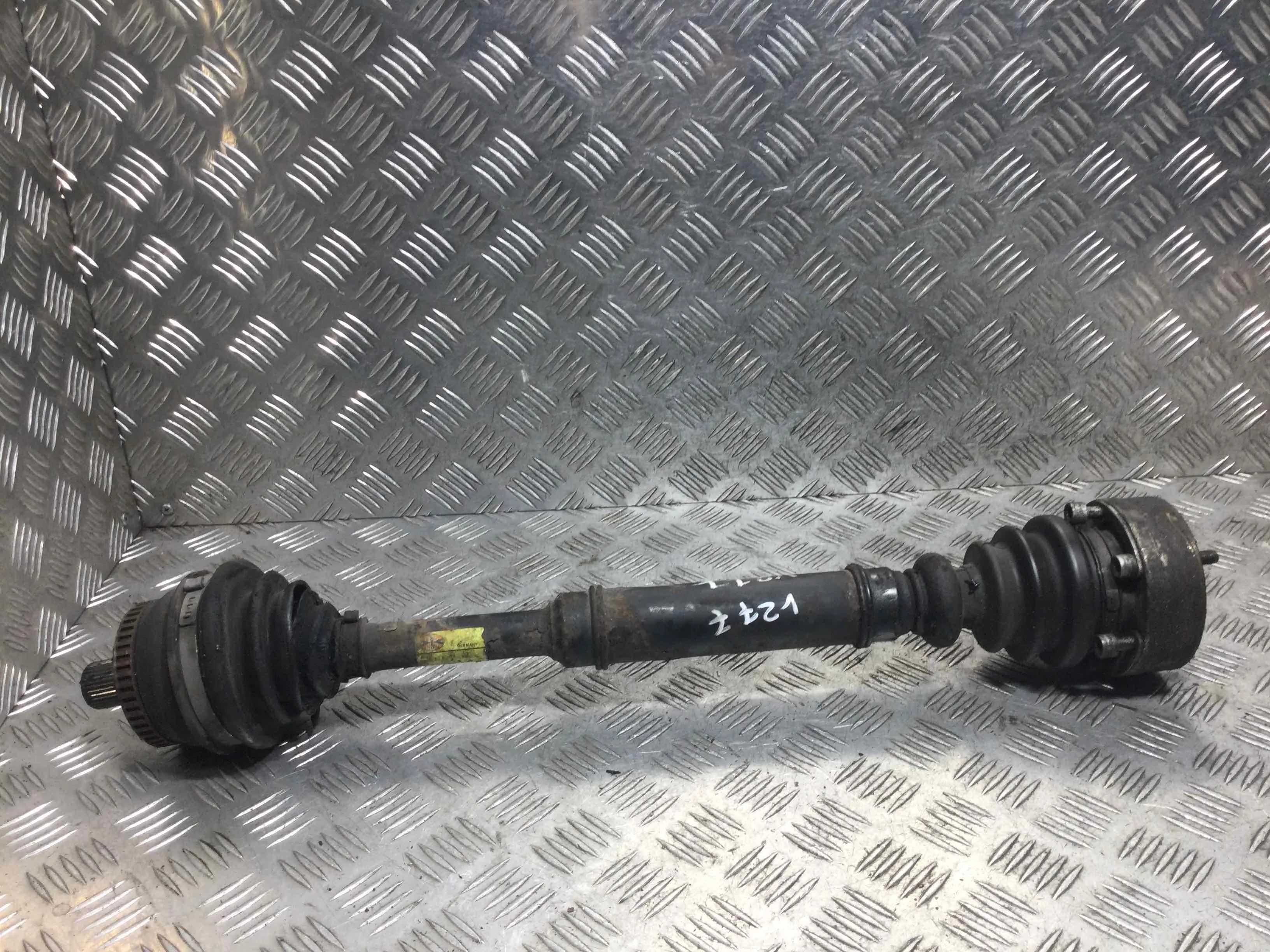 Полуось передняя левая (приводной вал, ШРУС) Audi A4 B5 [рестайлинг] (1999-2001) бензин 1.6 i Механика Седан