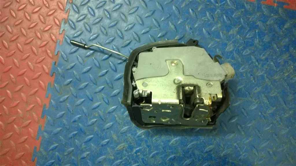 замок двери  ( руль) BMW X5 E53 51218402539  M54B30 231 лс 3.0i 2000 TOPASBLAU METALLIC (364)