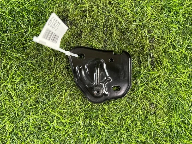 Крюк замка капота Audi A6 2011 4G0823186 C7 CHV 2.8, передний