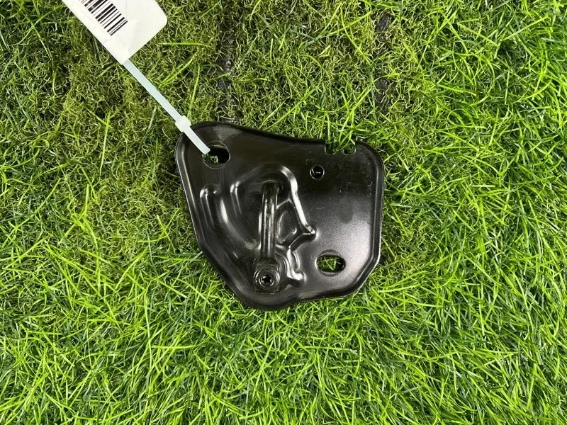 Крюк замка капота Audi A6 2011 4G0823186 C7 CHV 2.8, передний