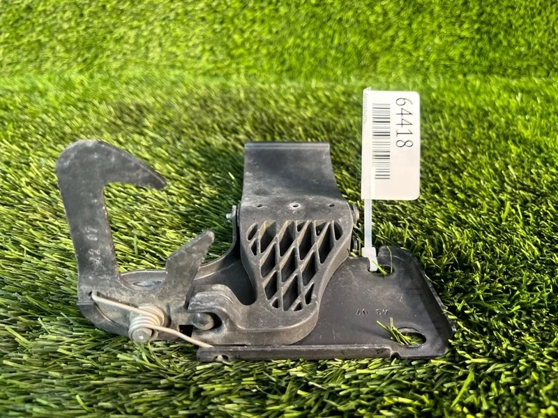 Крюк капота Audi A8 2008 4E0823485B D3 BVJ 4.2